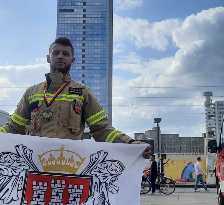Strażak z Radomia najszybciej pokonał 39 pięter wieżowca w Berlinie