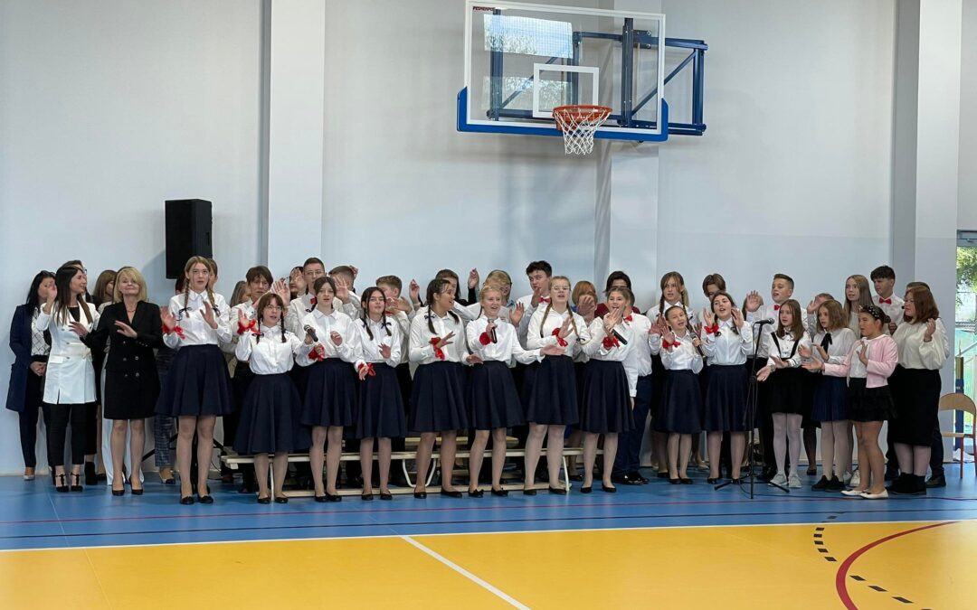 Uczniowie szkoły podstawowej w Cerekwi w gminie Zakrzew rozpoczęli nowy rok szkolny w nowym budynku.