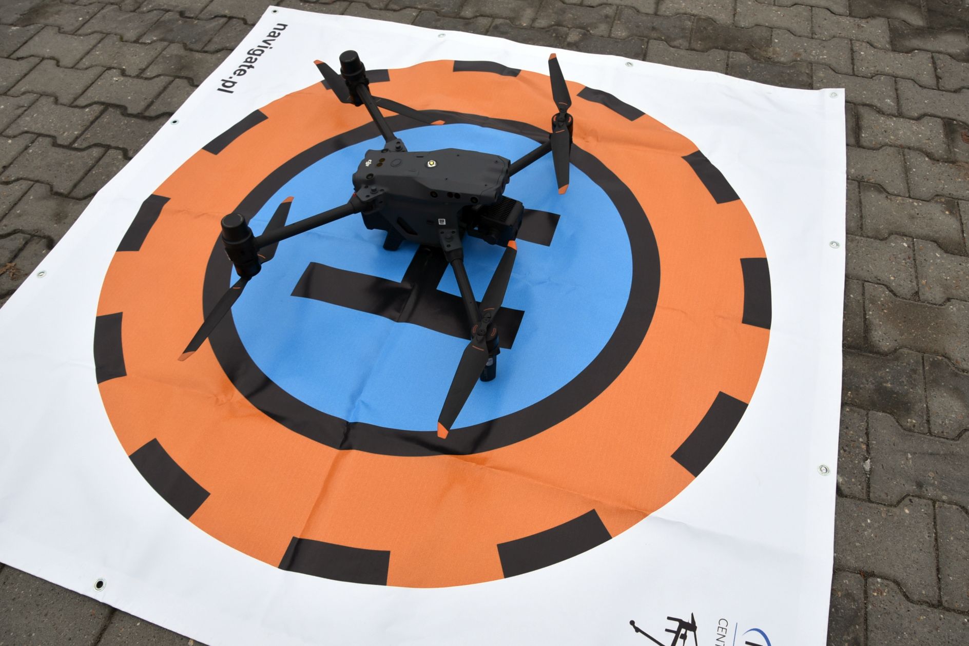 W ramach projektu “LOTEM ZA KŁOPOTEM – monitoring zagrożeń BEZPIECZEŃSTWO GÓRĄ” powiat radomski zakupił  nowoczesnego drona. 
