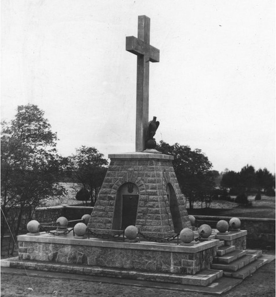 Pomnik – mauzoleum w Żytkowicach w 1935 roku.