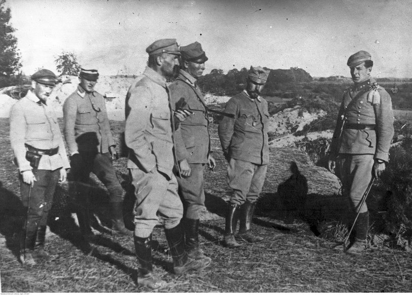 Brygadier Józef Piłsudski, pułkownik Andrzej Galica, pułkownik Leon Berbecki, i porucznik Bolesław Wieniawa-Długoszowski. Zdjęcie z 1914 roku / Narodowe Archiwum Cyfrowe.