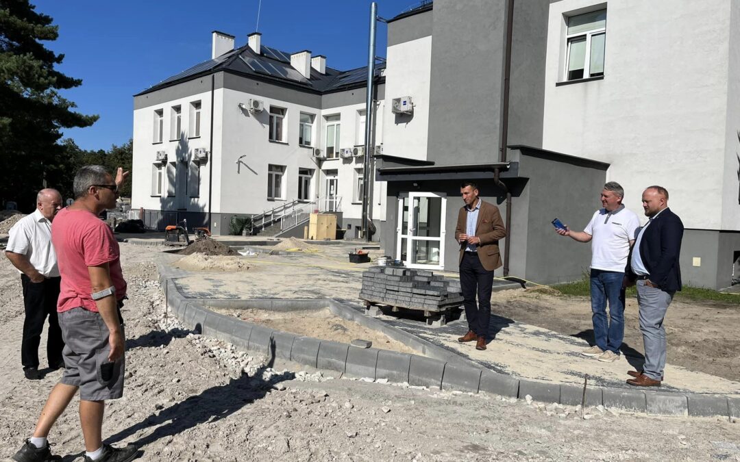 Starostwo w Białobrzegach buduje nowy parking przy ośrodku zdrowia