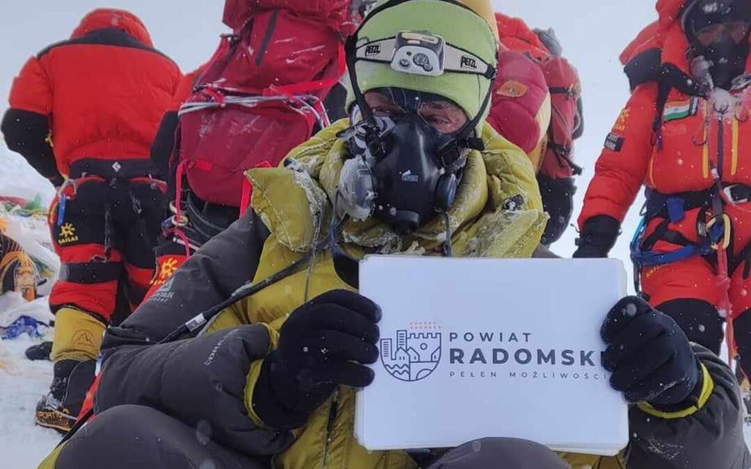 Karol Adamski, mieszkaniec powiatu radomskiego, zdobył Mount Everest, najwyższy szczyt świata