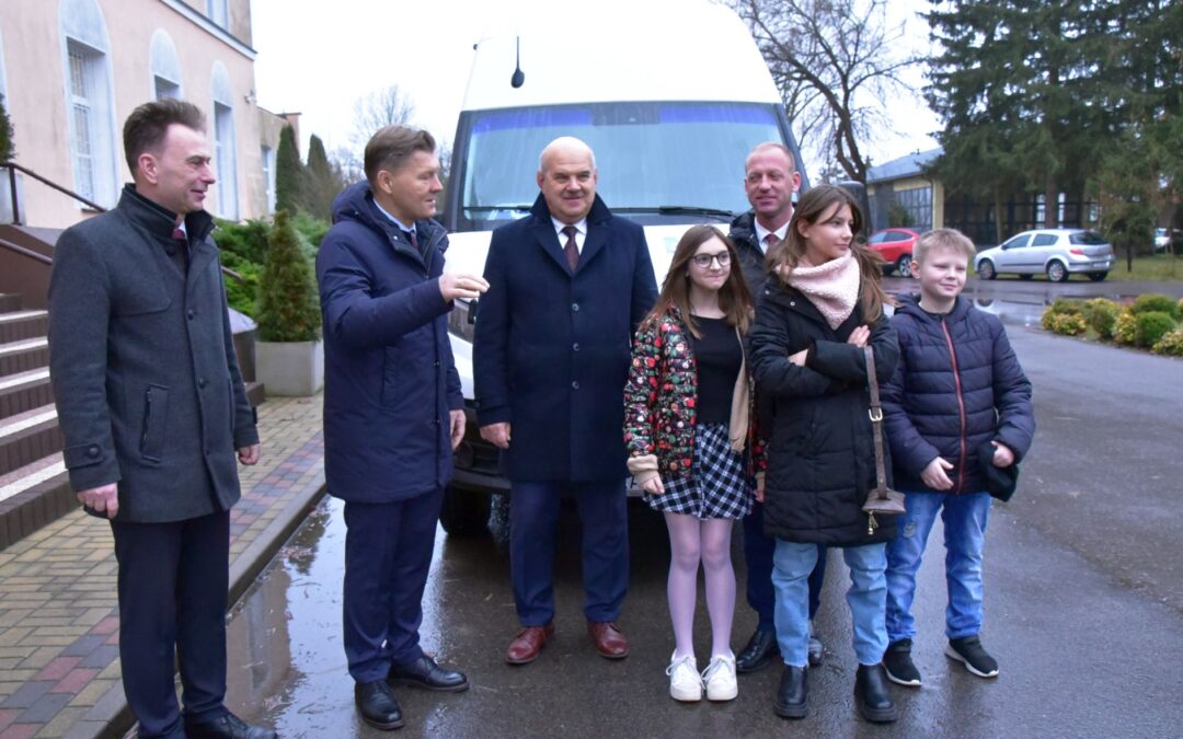 Mikrobus prezentem dla szkoły w Chwałowicach