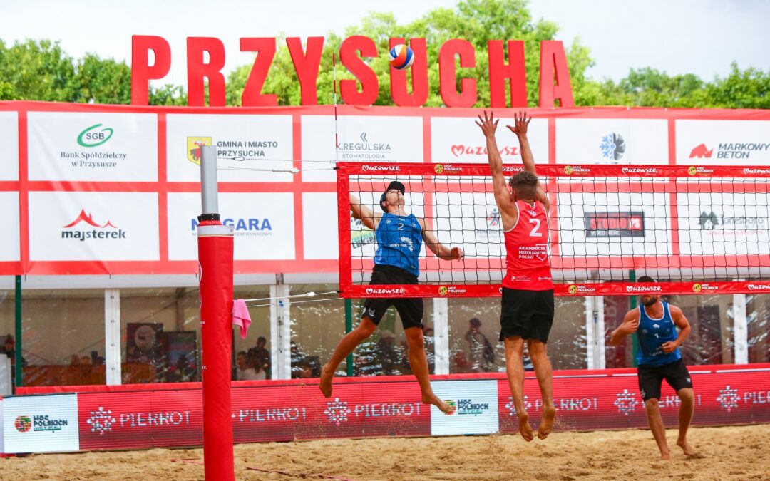 Siatkarskie zmagania na plaży pod Przysuchą